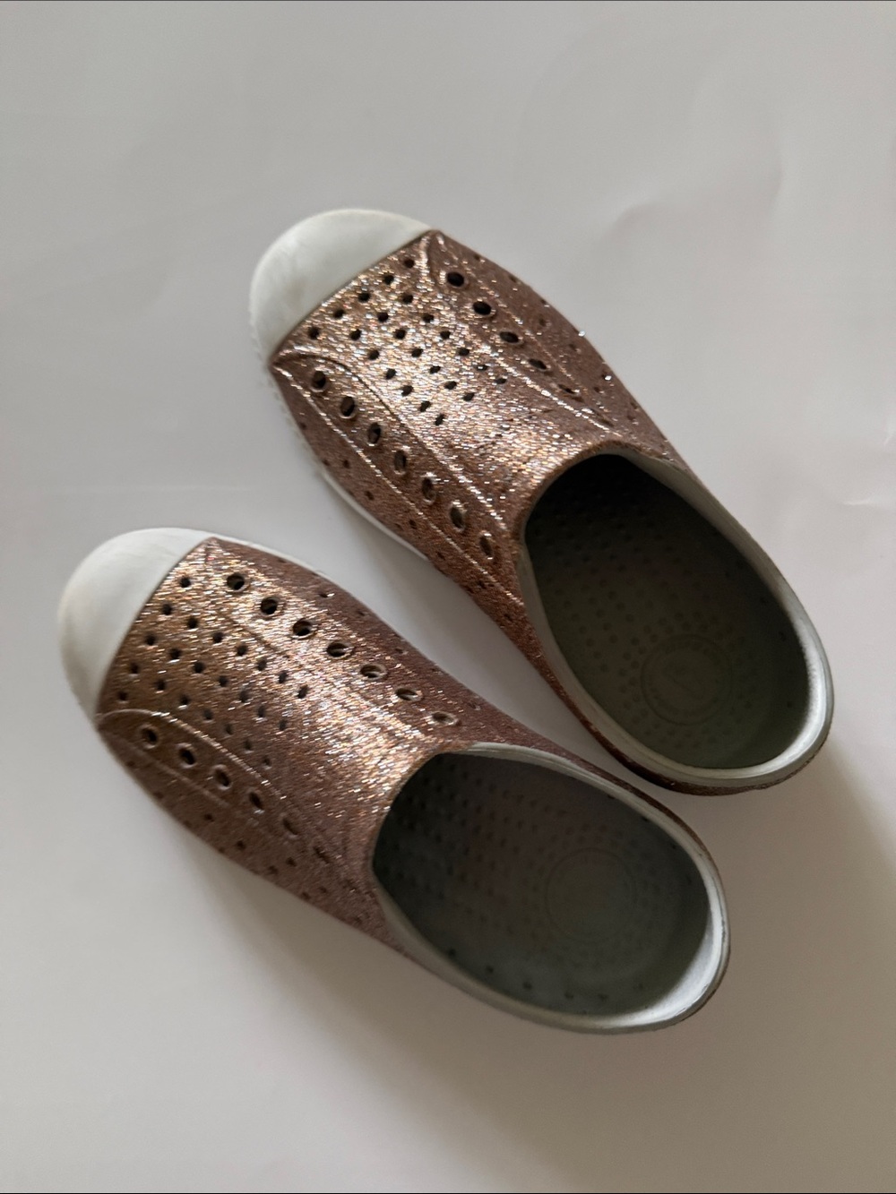 Native sz C12 Kids Glitter Rose Gold Slip-On Water Shoes with White Toe